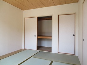 Living and room. Two-stage storage with Japanese-style.