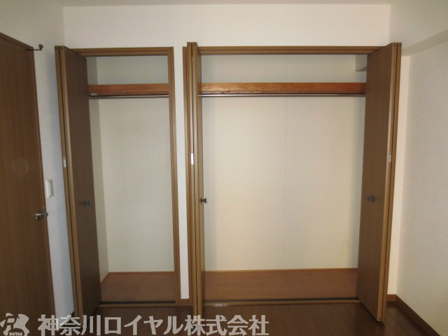 Receipt. Western-style (entrance side) closet