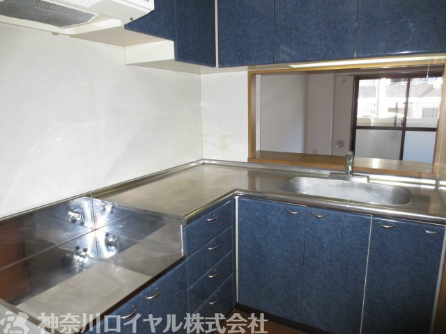 Kitchen. L-shaped counter kitchen