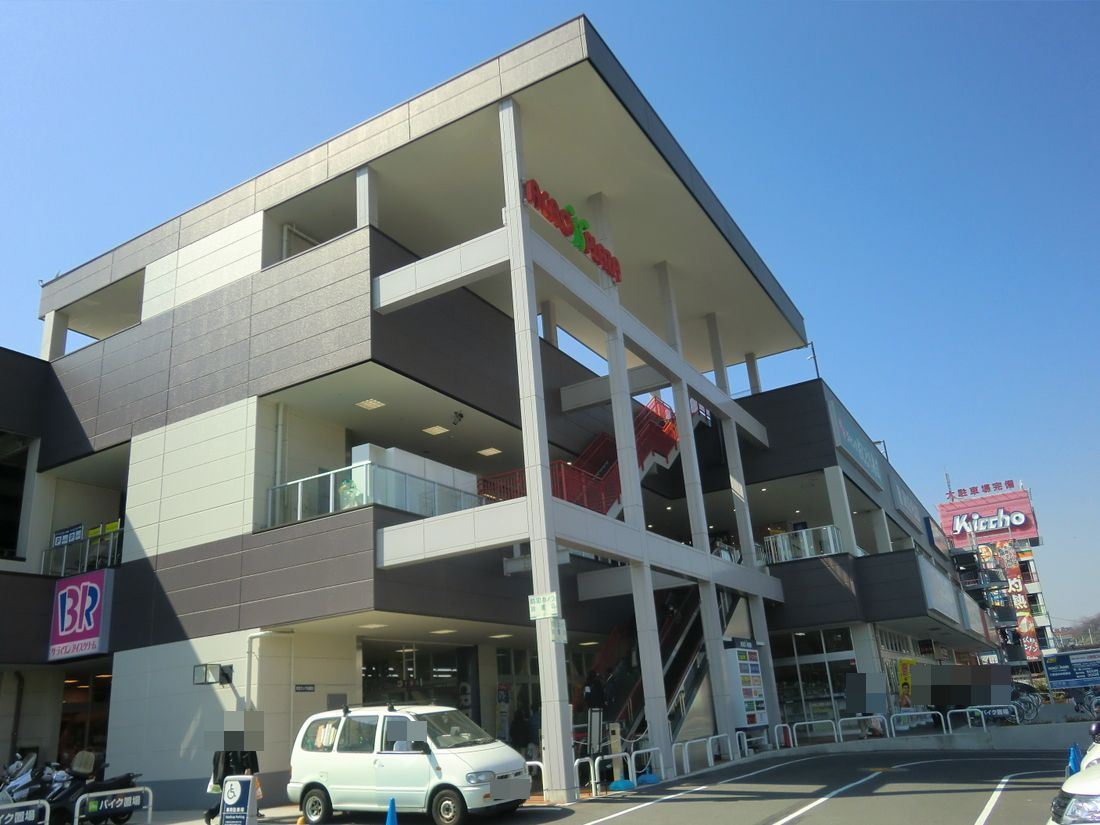 Shopping centre. Across Plaza Higashi Kanagawa until the (shopping center) 1338m