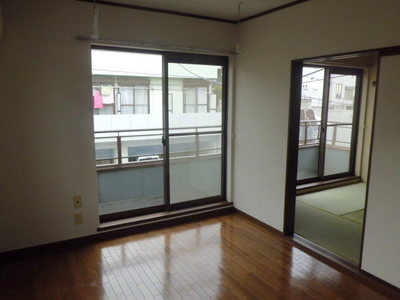 Living and room. Southeast day good Western-style ・ Japanese-style room 6 quires