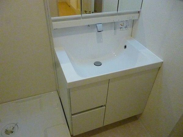 Wash basin, toilet. It is the washstand.