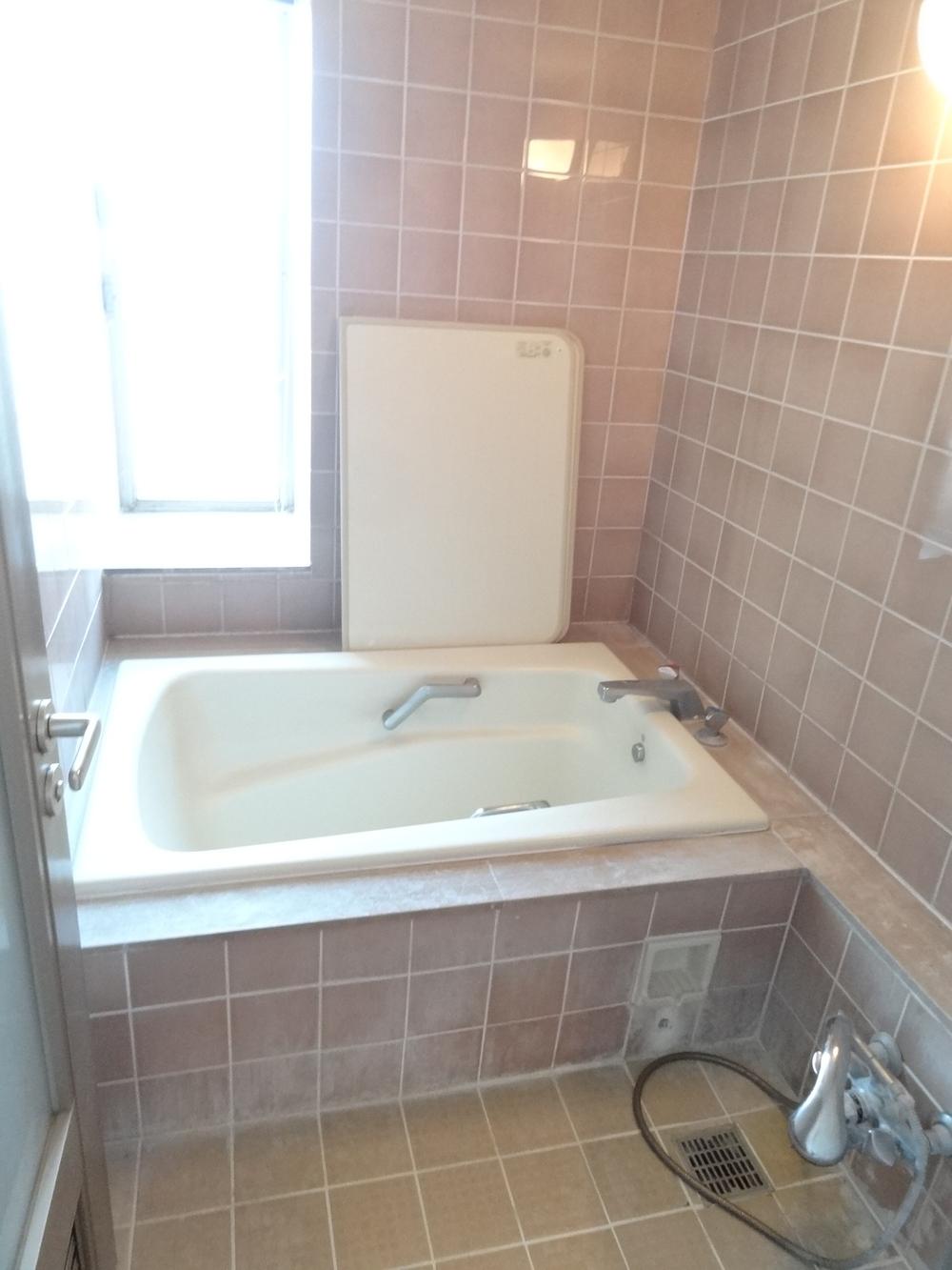 Bathroom. Tub (with window)