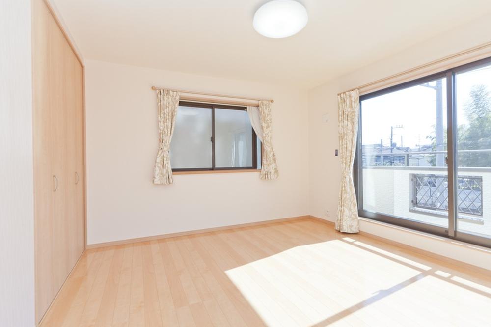 Non-living room. Since the main bedroom has installed a large window, Making it spacious and bright.