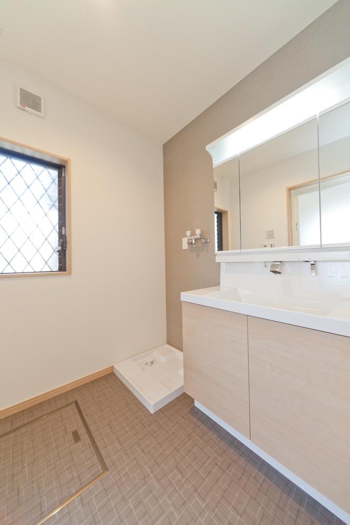 Wash basin, toilet. Stylish counter of the curve and spacious. Temanashi drain port and built-in type of faucet such as care is likely to, Washbasin with consideration to energy savings