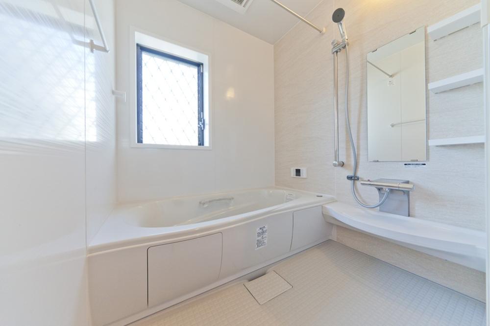 Bathroom. Adopt a hard floor to feel the coldness in the insulation structure (Thermo bus floor) to the cold hard structure of the hot water bath (Thermo bus write). Also happy to care for dropping easy bathroom with less dirt