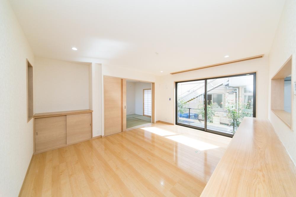 Living. Japanese-style room LDK + Living-dining from the kitchen ・ Face-to-face kitchen overlooking a Japanese-style room Floor the eye to reach the child, even while the housework The housework