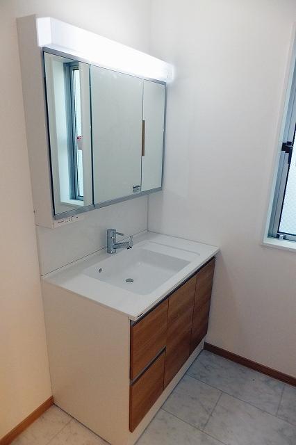 Wash basin, toilet. 1 Building room (December 13, 2013) Shooting