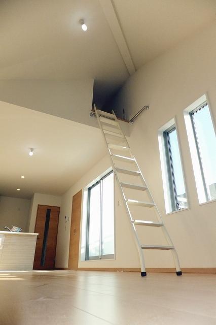 Living. Storage space is there is a loft also on top of the living room. 1 Building room (December 13, 2013) Shooting