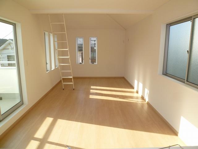 Living. 1 Building There are living on the second floor. (December 15, 2013) Shooting