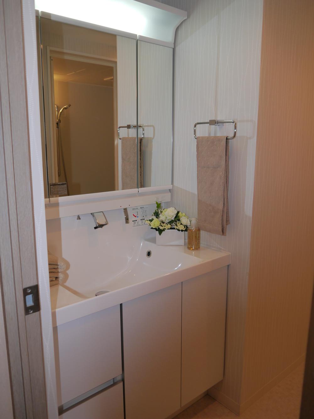 Wash basin, toilet. Interior