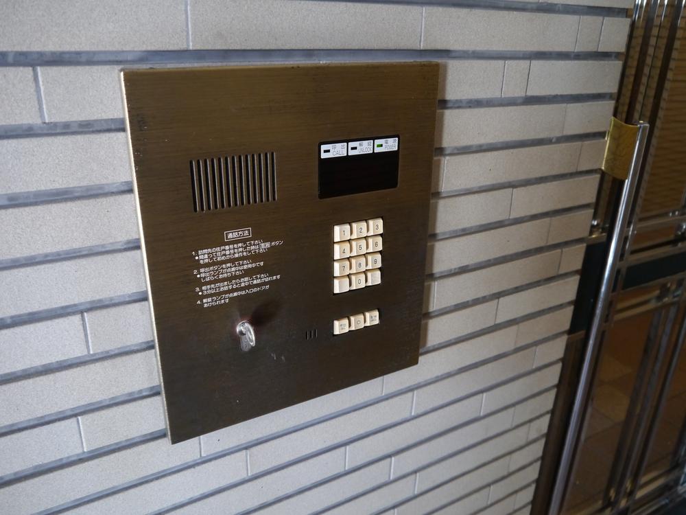 Entrance. Common areas