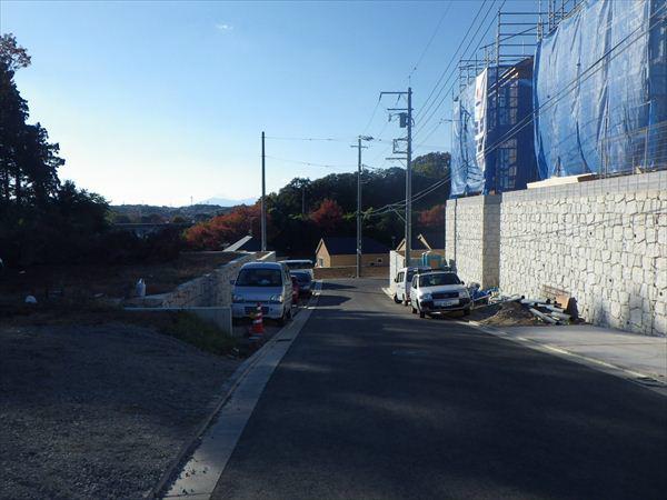 Local photos, including front road. Frontal road