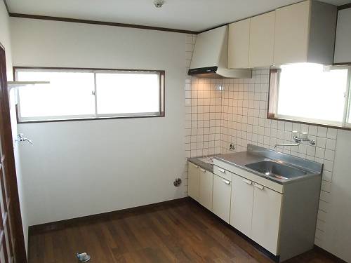 Kitchen. The window also rich DK space! Kitchen table is a two-necked gas stove installation Allowed