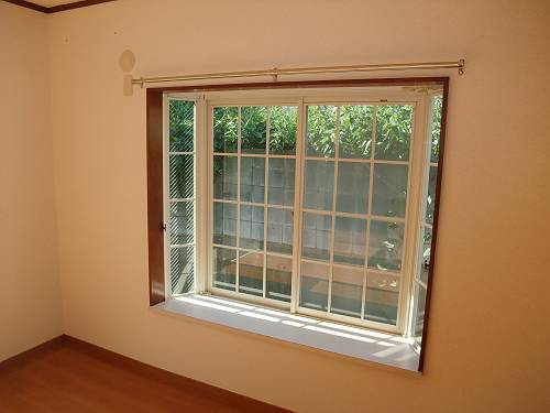 Living and room. You can indoor washing clothes (in the bay window top)