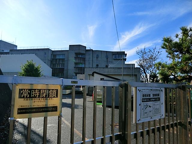 Primary school. 400m school distance is also close to Yokohama Municipal small desk Elementary School, It is safe for families with children of elementary school students come.