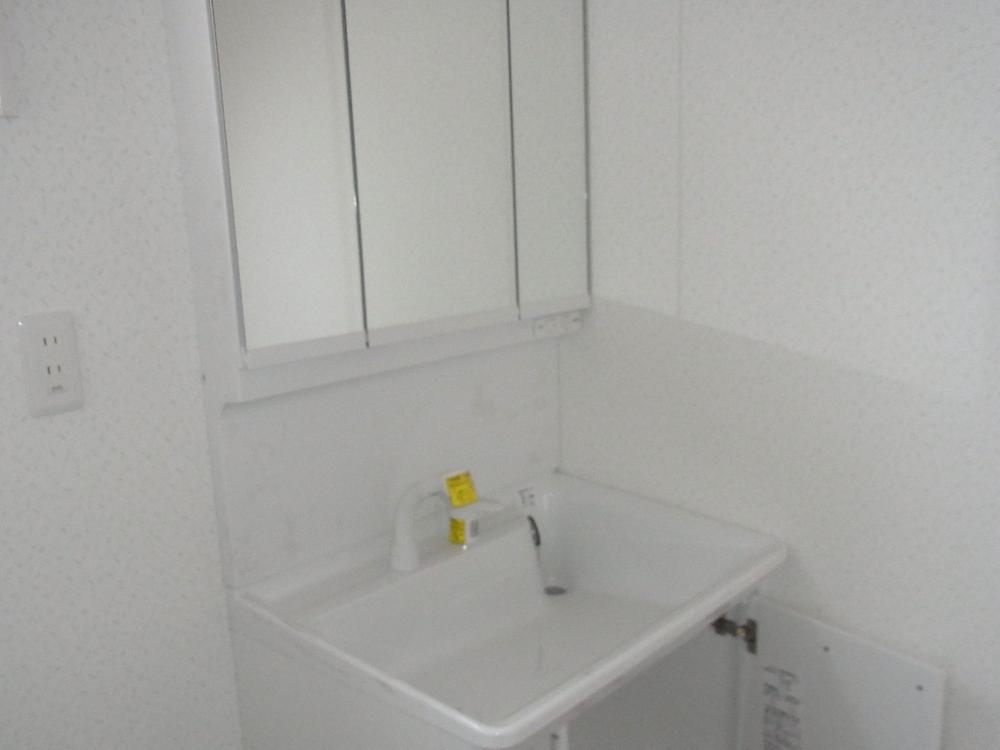 Wash basin, toilet. Interior