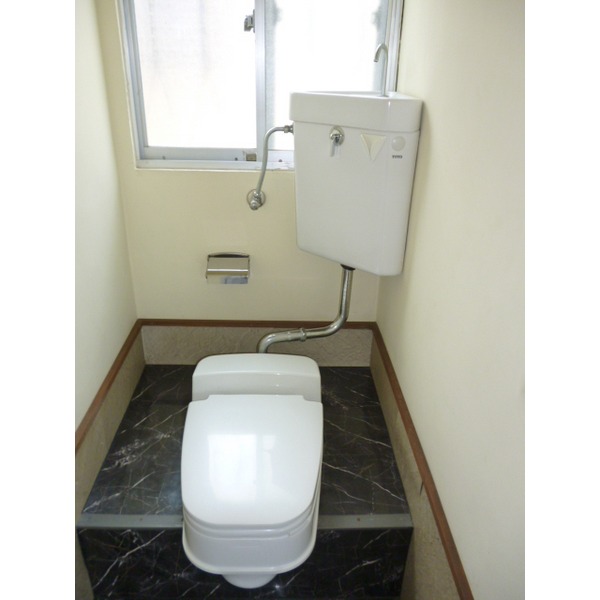 Washroom. It is with a Western-style toilet seat! ! ! 