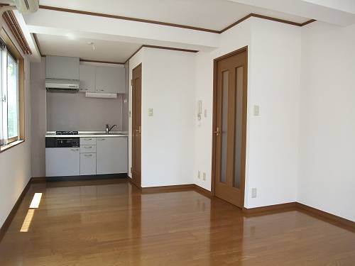 Living and room. It is a spacious 11 quires studio rare type ☆