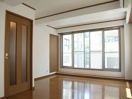 Living and room. It is a spacious 11 quires studio rare type ☆