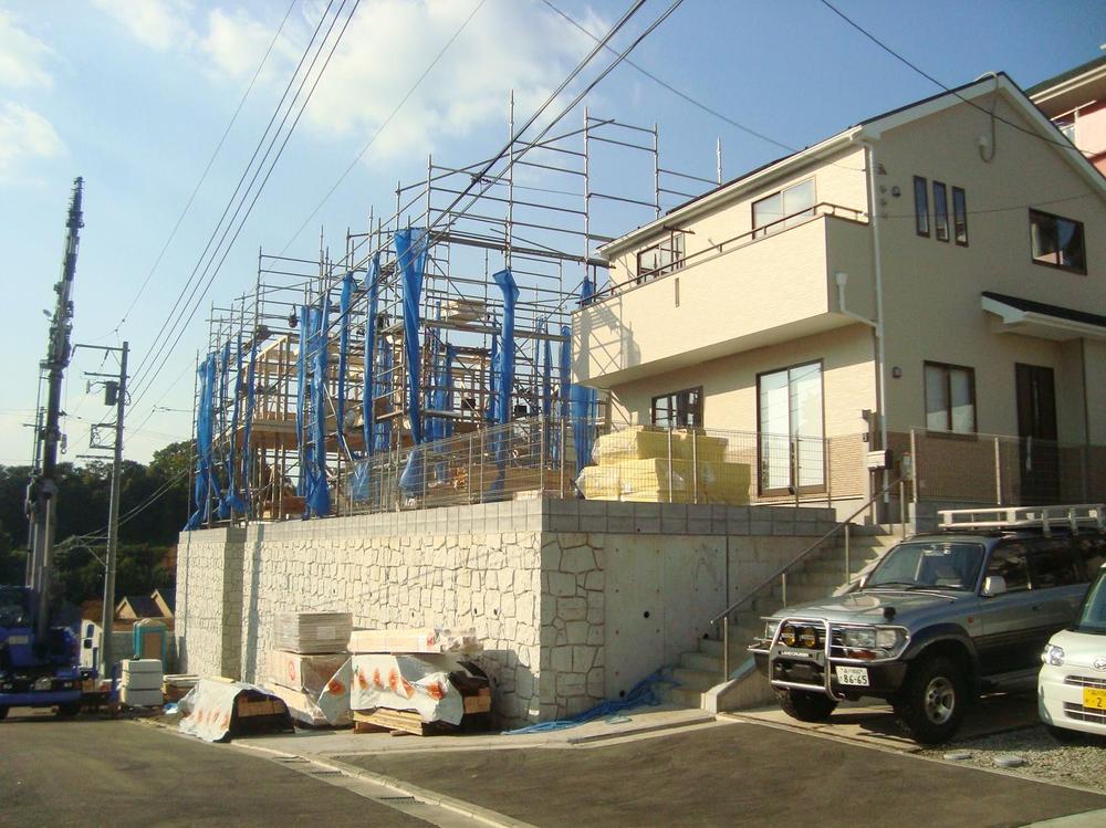 Local photos, including front road. Local appearance