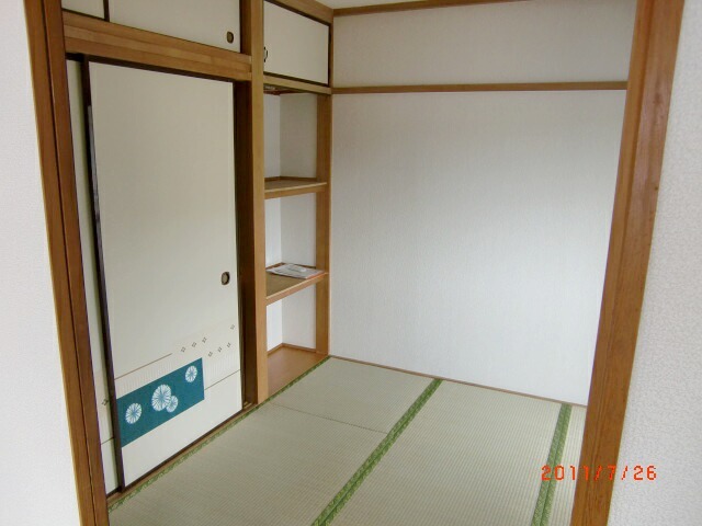 Living and room. Japanese-style room is one between the amount closet