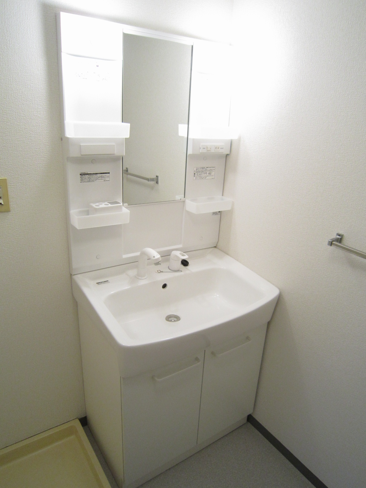 Washroom. Shampoo dresser