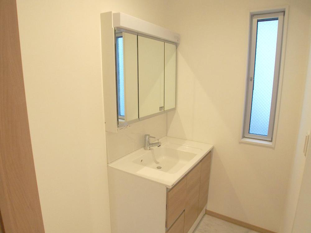 Wash basin, toilet. 1 Building washroom (December 2013) Shooting