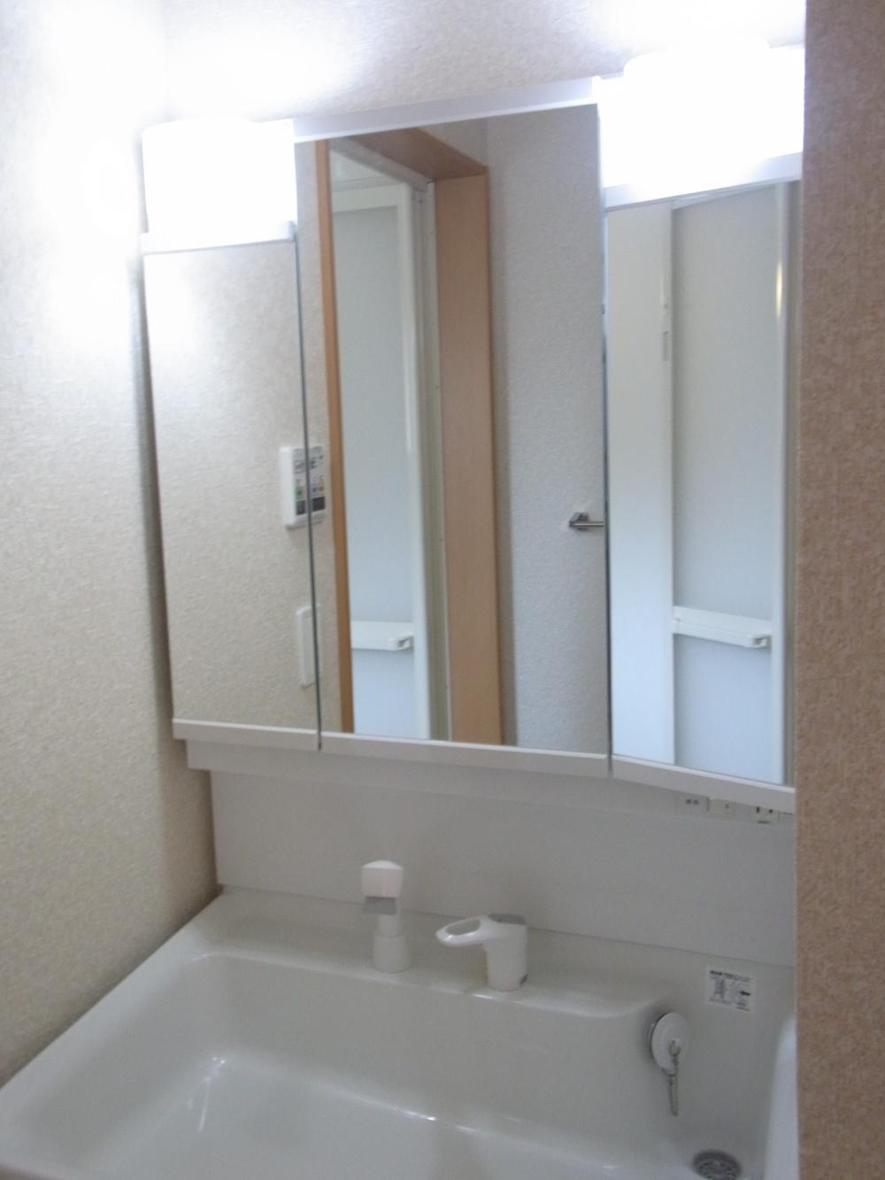 Wash basin, toilet. 1 Building Convenient three-sided mirror type