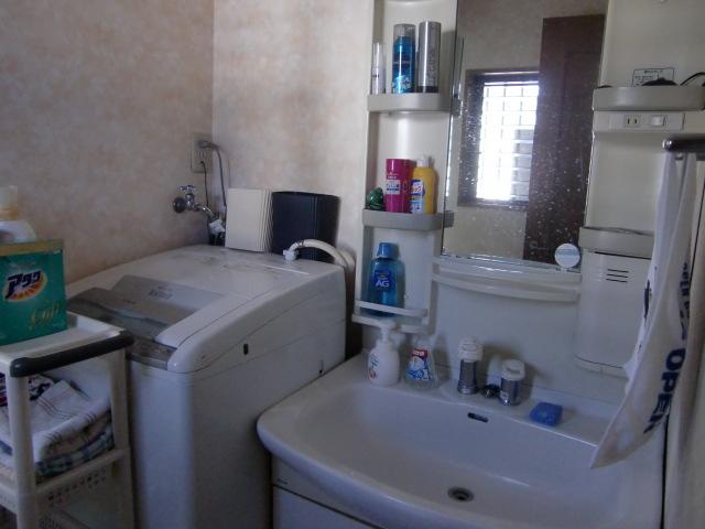 Wash basin, toilet. Room first floor (10 May 2013) Shooting