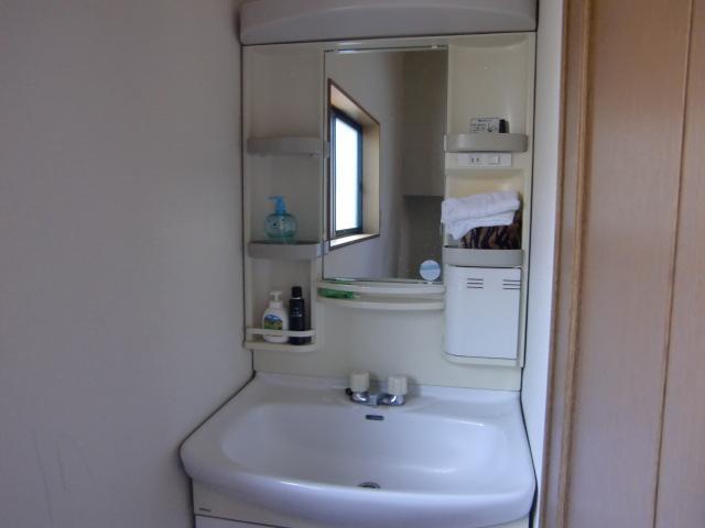 Wash basin, toilet. Second floor room (October 2013) Shooting