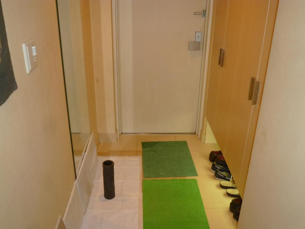 Entrance. Human Sensor, Full-length mirror with a mirror ・ Large shoe-in closet