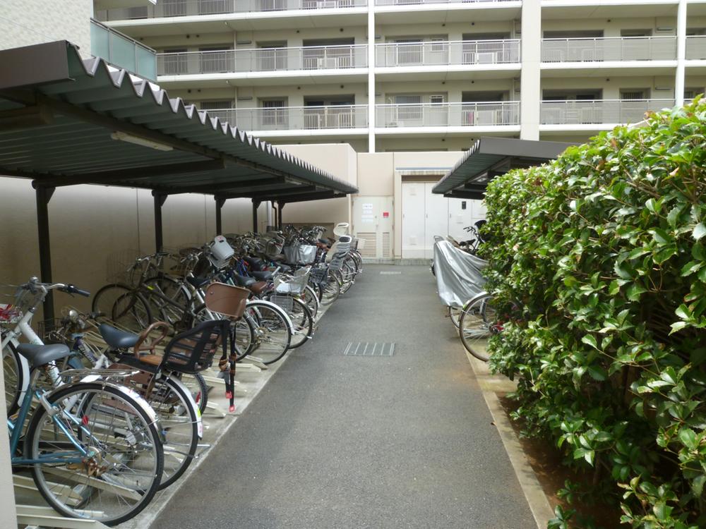 Other common areas. Approach is close from the dwelling unit to bicycle parking, It survives even if there is a heavy load, such as when shopping. Close approach also to the parking lot, Convenient.