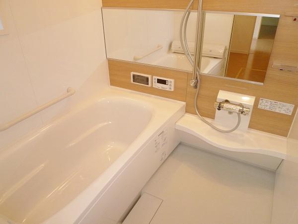 Same specifications photo (bathroom). Same specifications complete example of construction (system bus)