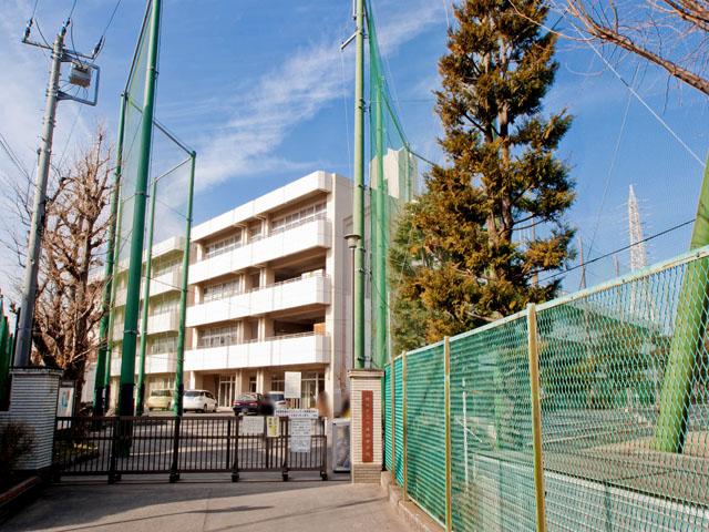 Junior high school. 1108m to Yokohama Municipal Rokkakubashi junior high school