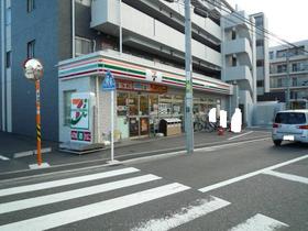 Convenience store. Seven-Eleven (convenience store) to 400m