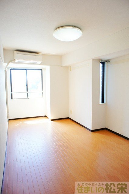 Living and room. Good per sun