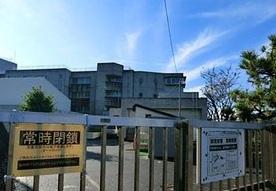 Primary school. 715m to Yokohama Municipal small desk Elementary School