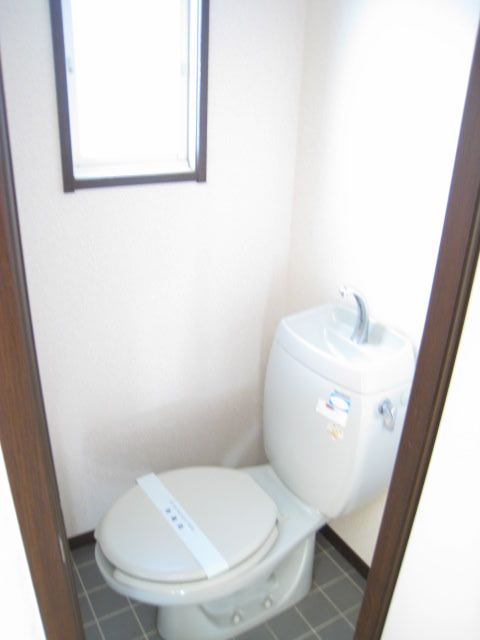 Toilet. It is with a two-sided lighting window ☆