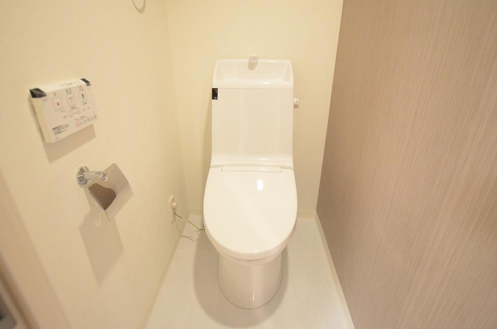 Toilet. Indoor (12 May 2013) Shooting