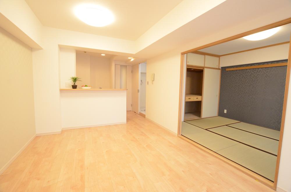 Living. Next to the LD is integral available Japanese-style room! It is a popular face-to-face kitchen!