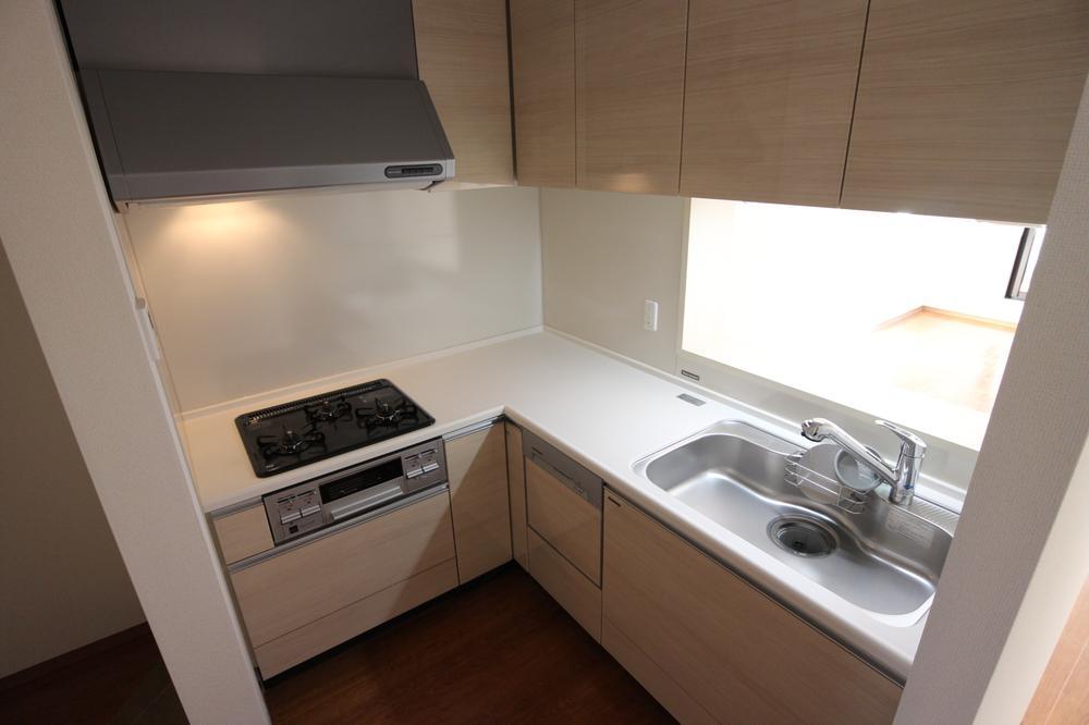 Kitchen. It is LDK face-to-face kitchen. Easy-to-use L-type system Kitchen.