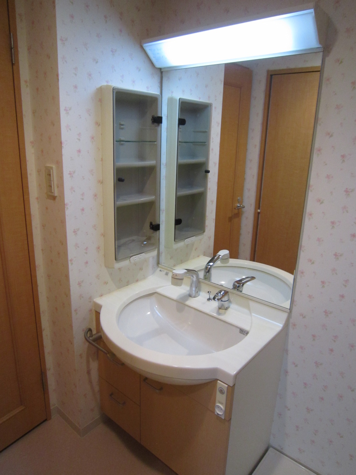 Washroom. Shampoo dresser