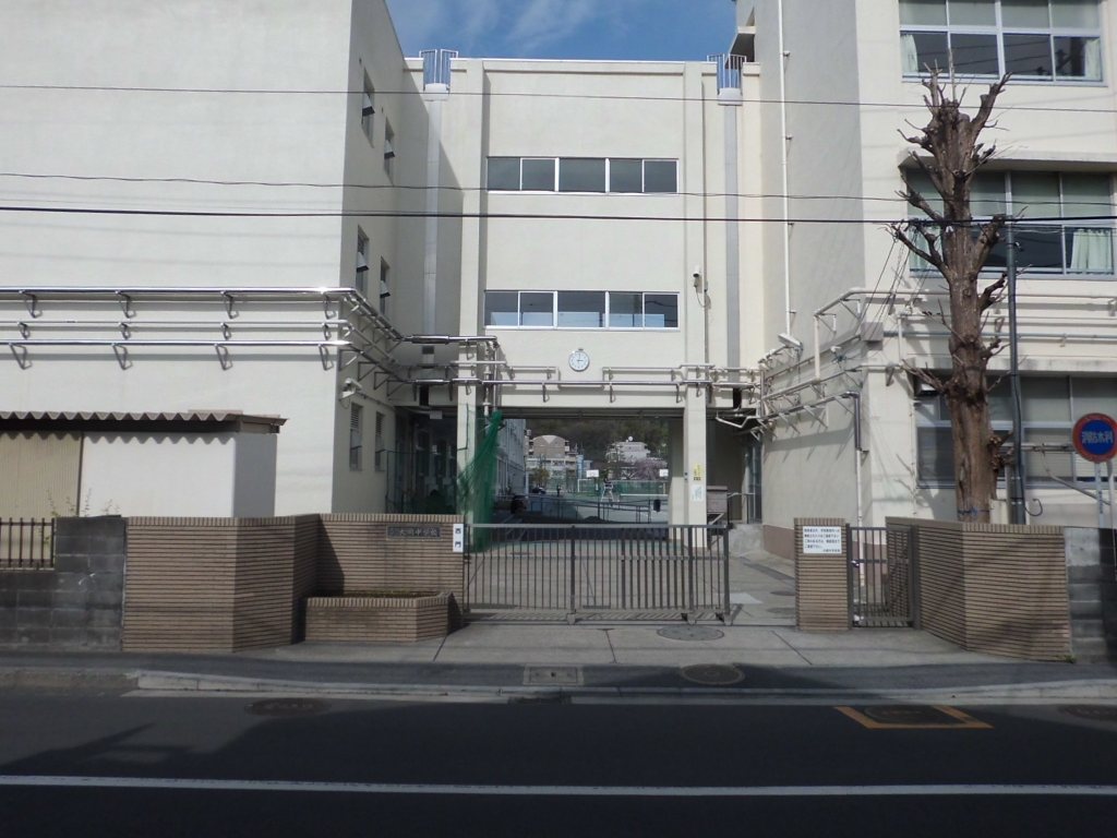 Junior high school. Yokohamashiritsudai rope junior high school (junior high school) up to 1817m