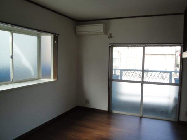 Living and room. There are two sides lighting