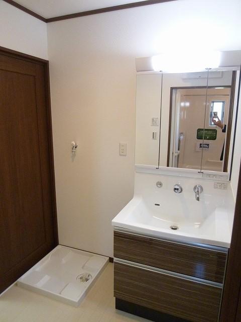 Wash basin, toilet. Building 2 Indoor (November 21, 2013) Shooting