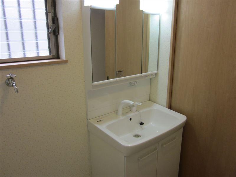 Wash basin, toilet. Indoor (12 May 2013) Shooting