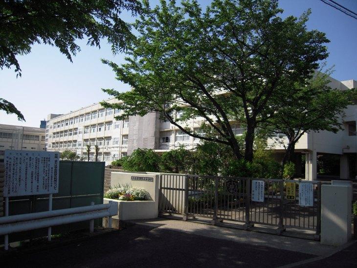 Junior high school. 1407m to Yokohama Municipal Shinohara Junior High School
