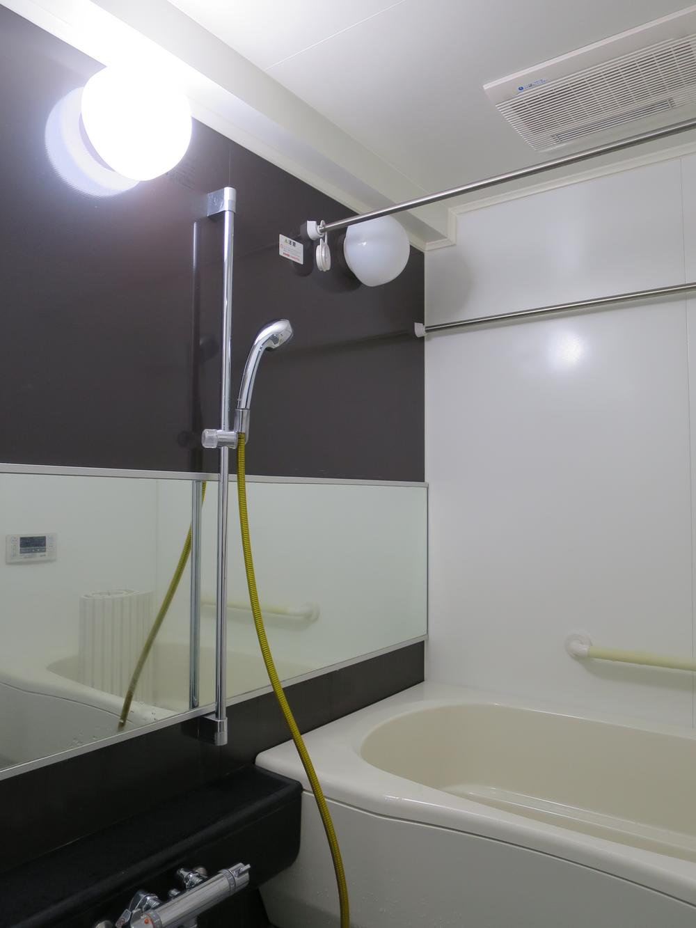 Bathroom. Bathroom is carefully your. 1418 size is a low-floor type. Bathroom Dryer ・ Cold blast ・ heating ・ With ventilation function