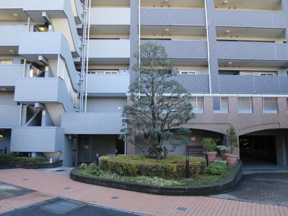 Other common areas. Garden on site. There is a bench in the back.